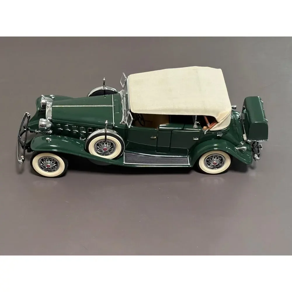 Danbury Mint 1:24 Cadillac V-16 Sport Phaeton 1932 Diecast Green Beige